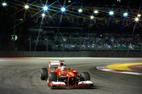 予選で7番手というのは、いわばフェラーリの“定位置”。アロンソは得意のスタートで3位まで上昇、セーフティーカー直後のピットストップの決断が奏功し、同じく定位置となった2位でゴールした。グリッド順位が振るわず、しかしレースでは挽回するというのがアロンソ＆フェラーリのパターンだが、マシンアップデートを繰り返しても埋まるどころか逆に広がり続けるレッドブルとのギャップに、スクーデリアはなすすべがない。（Photo=Ferrari）
    