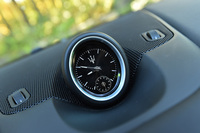 ダッシュボードの上部に備わる、アナログ式の時計。