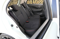 リアシートは3人掛け（乗車定員は5人）。リアドアとバックドアのウィンドウが「プライバシーガラス」（着色ガラス）となる。