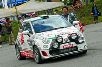 うれしそうに眞貝知志選手の「アバルト500R3Tラリー」に乗り込む新井敏弘選手。もちろん、自分の「スバル・インプレッサWRX STI」でも豪快な走りを披露していた。