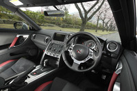 黒をベースに、赤いアクセントがワンポイントとして加えられたブラックエディションの内装。