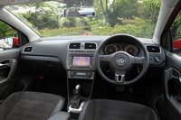 「ポロ」のインテリア。ハイラインは、レザー3本スポークステアリングホイールやレザーのシフトノブなどが標準装備となる。
    