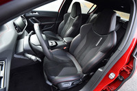 270ps仕様のみに装備されるフロントバケットシート。背もたれには、縦に「PEUGEOT SPORT」のロゴが刺しゅうされている。