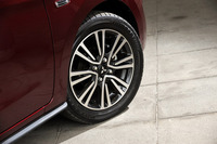 今回のマイナーチェンジでは、ブラック塗装と切削光輝加工が施された15インチアルミホイールが新たに採用された。