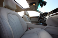 前席はレザーの12ウェイパワーシートとなる。