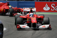 「ブロウン・ディフューザー」を投入したフェラーリは、予選でフェルナンド・アロンソ4位、フェリッペ・マッサ5位と好位置につけたが、セーフティカー導入のタイミングが悪くアロンソは10位、マッサは17位までドロップ。結果8位と11位というリザルトしか残せなかった。目の前で違反をおかしながらほぼ無傷に終わったライバルのハミルトンに納得いかず、レーススチュワードの決断の遅さに苦言を呈した。（写真＝Ferrari）