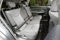 6：4分割可倒式の2列目シートは、最大45度までリクライニング可能。前後に180mmのスライドもできる。
（写真＝荒川正幸）