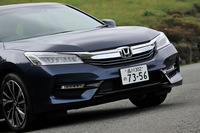 意匠が変更されたフロントまわり。光を屈折させて前へ照射するインライン式のフルLEDヘッドライトが採用された。