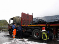 アウトストラーダでエンジンから火を噴いてしまった大型トラック。