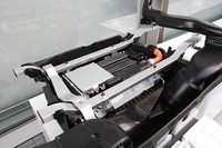 荷室床下に備わるバッテリーユニット。その周辺の頑丈そうなフレームは、ボディーの剛性低下を防ぐためのもの。
