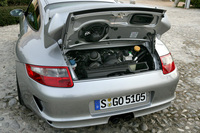 パーツの軽量化やパワーアップだけでなく、触媒の配置を変更するなどして、ユーロ4とLEV IIの排出ガス規制をパス。パワーアップによる熱対策として、大面積ラジエターや大型ウォーターポンプを搭載する。