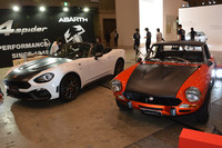 1973年式の「フィアット・アバルト124スパイダー ラリー」（右）と新型「アバルト124スパイダー」（左）。73年式のアバルト124スパイダーは、WRCでも活躍したモデルだ。