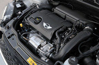 搭載されるエンジンはクーペと同様1.6リッター直4。
    