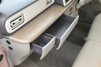 木目調のダッシュボードと、そこに用意された引き出し式の収納。利便性に加え、すっきりとしたインパネまわりのデザインに一役買っている。
    