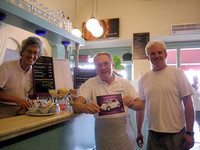 近所のバールにて。お客さんも入り混じってiQ談義。