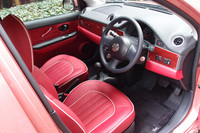 インテリアは革張り。ミツオカによれば「今回の特別装備は、単体でオプション選択した場合に比べて、断然おトク」。