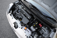 JC08モードで30.0km/リッター、10・15モードで32.0km/リッター（ともにFF車）の燃費をたたき出すパワーユニット。「ムーヴ」のKF型エンジンをベースに、構成パーツの摩擦抵抗を低減、圧縮比も高められている。