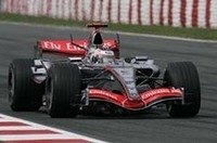 昨年のスペインGPで快勝したマクラーレンのキミ・ライコネン。予選9位からスタートで一気に5位までアップ。しかしそれ以上のポテンシャルを発揮することはなくレースを終えた。チームメイトのファン・パブロ・モントーヤは17周目に単独スピンしリタイア。（写真＝Mercedes Benz）