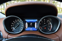 メーターはアナログの2眼式で、中央にフルカラーのマルチインフォメーションディスプレイが装備される。（写真をクリックすると、各種表示が見られます）