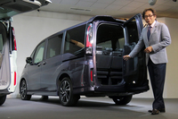 2015年4月の発表会において、報道陣に「らくらくゲート」の構造を説明する袴田LPL。