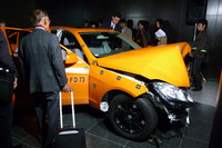 64km/hでオフセット衝突した「クラッシュドカー」。フロント部分で衝撃を吸収しているため、写真のようにドアが開閉できるのがわかる。