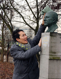 汚れを拭う筆者。