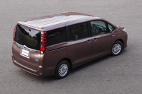 ハイブリッド車（写真）とガソリン車の外観上の違いはエンブレムくらいのもの。ほとんど見分けはつかない。
    