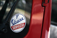 【写真4】ベスパ整備工場のステッカー。ベスパの往年ロゴを模したファッショングッズ展開の一環か。