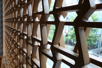 ガラス面に用いられている「スピンドルグリル」の模様。
    