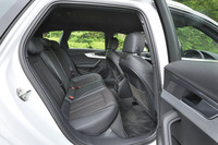 リアシートは40：20：40の分割可倒式。