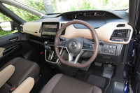 「セレナG」のインストゥルメントパネルまわり。