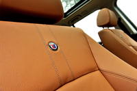 「サドルブラウン」のレザーシートには、背もたれの上部にアルピナのメタルエンブレムが付く。