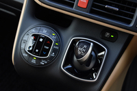 ハイブリッド車の、センターコンソール。「プリウス」と同じ形状のシフトノブ（写真右）が与えられる。
    