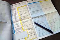 「CAI」と呼ばれる事故報告用紙。欧州域内で統一フォームが導入されているので、表示言語が違っても、当事者双方で比較的容易に記入できる。