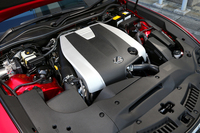 3.5リッターV6ユニットは318psを発生する。JC08モード燃費は9.8km/リッター。