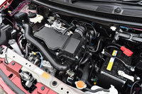 1リッター直3エンジンの「1KR-FE」。最高出力、最大トルクの数値は従来モデルと同じだが、燃焼効率の改善や低フリクション化、低回転域におけるトルクの強化などが図られている。