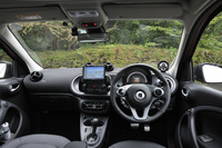 「フォーフォー ターボ」には、スポーツステアリングホイールやシフトパドル、スポーツペダルなどが標準で備わる。