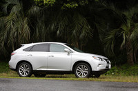 【テスト車のオプション装備】
235/55R19タイヤ＋19インチアルミホイール＝4万2000円／プリクラッシュセーフティシステム＋レーダークルーズコントロール＝14万7000円／クリアランスソナー＝4万2000円／“マークレビンソン”プレミアムサラウンドサウンドシステム＝21万9450円／ITSスポット対応DSRCユニット＝2万2050円／リアエンターテインメントシステム／25万2000円／リモートタッチスイッチ英語表記＝0円
