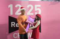 新型「クラウン」のキーを渡すジャイアン役の小川直也さん（写真左）と、受け取るジャイ子役の前田敦子さん。