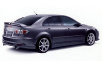 ツーリングキットA-スペック装着のマツダ「アテンザスポーツ」（写真下）