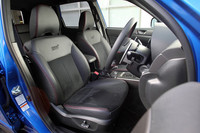 「tS」には、アルカンターラと本革のコンビシート（ブラック）が採用され、「STI」の刺しゅうロゴと、赤いステッチが施される。