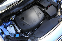 最高出力190ps、最大トルク40.8kgmを発生する2リッター直4直噴ディーゼルターボエンジン。
    