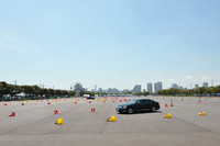 会場全景。途中で曲率を変えるカーブや、細かい切り返しを要するスラロームなどもあり、実際に試乗してみるとコースはなかなかテクニカル。それに、たしかに日常でありうるシチュエーションだ。