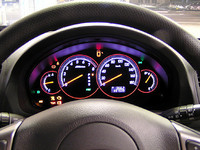 このインパネのハデなメーターも、俺にはどうだか。ちょっとガキっぽすぎやしないか……？　いや、逆にこっちの方がカッコいいって話も……。