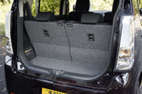 「ワゴンR」の荷室。リアシートを一番前にスライドした状態。
	（写真をクリックするとシートアレンジが見られます）