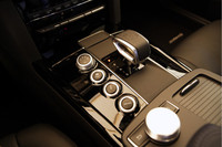 トランスミッションは7段の「AMGスピードシフトMCT」。シフトダウン時のブリッピング機能も備わる。