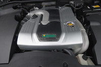 ノーマルより45psパワーを上乗せした3.5リッターエンジンは、専用の「Vバンクカバー」に覆われる。なお、スーパーチャージャーはキット販売されない。