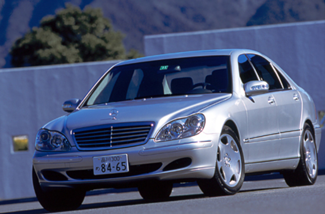 【スペック】全長×全幅×全高＝5165×1855×1445mm/ホイールベース＝3085mm/車重＝2100kg/駆動方式＝FR/5.5リッターV12SOHC36バルブターボ・インタークーラー付（500ps/5000rpm、81.6kgm/1800〜3500rpm）/車両本体価格＝1580.0万円（テスト車同じ）