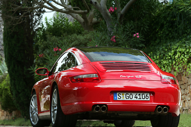 【スペック】
911タルガ4S：全長×全幅×全高＝4427×1852×1300mm /ホイールベース＝2350mm/車重＝1575kg/駆動方式＝4WD/3.8リッター水平対向6DOHC24バルブ（355ps/6600rpm、40.8kgm/4600rpm）