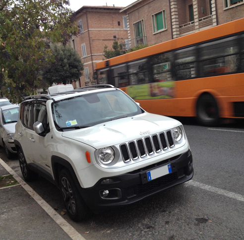 「フィアット500X」の姉妹車、「ジープ・レネゲード」。イタリアの道路事情に適したコンパクトさを武器に、隠れジープファンが多いイタリアで、早くも成功の兆し。